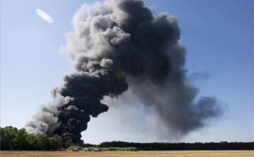 Így ég a gumitelep Boba határában - Fotók!