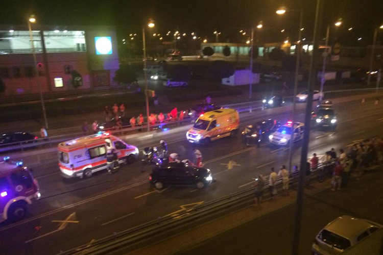 Autó alá csúszott egy motoros Győrben 