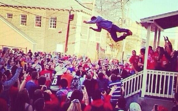 Brutális egyetemi buli