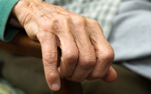 Elfogták azt a bakonyszentlátszlói nőt, aki egy 87 éves asszonyt lopott meg