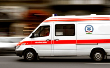 Fának csapódott egy autó Pannonhalmánál