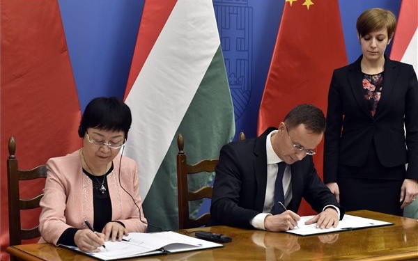 Megállapodást írtak alá egy kínai egyetem magyarországi működéséről 