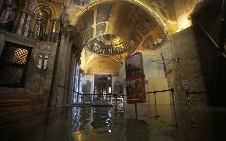 Vészhelyzet Velencében: A készültséget péntekig meghosszabbították az árvíz miatt