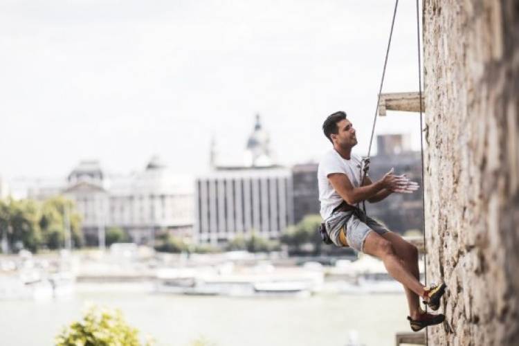 Falmászók szállják meg a budai Várat