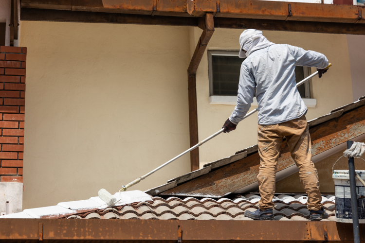 Sok esetben egyszerű és gazdaságos megoldás a tetőfestés