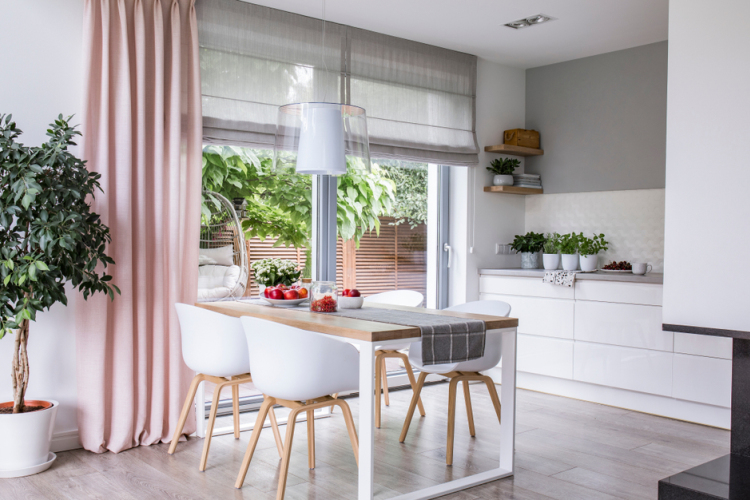 A függönyök és a lámpák nagyszerűen dekorálják a lakásunkat