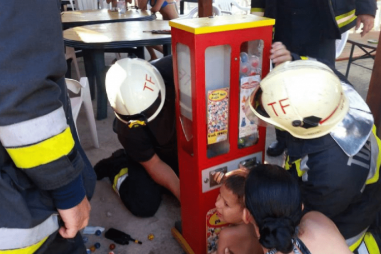 Tűzoltók szabadították ki a kisfiú kezét, beszorult a játékgépbe
