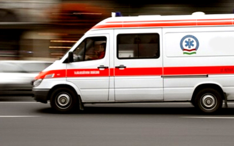 Három autó és egy motor karambolozott Győrben