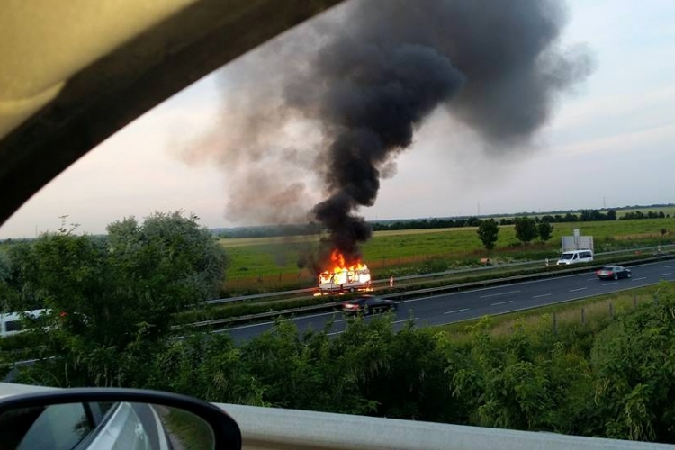 Kigyulladt egy lakókocsi az M1-es autópályán Győrnél