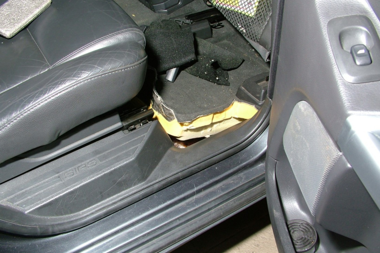 28 ezer darab drogtablettát rejtett el női ruhába