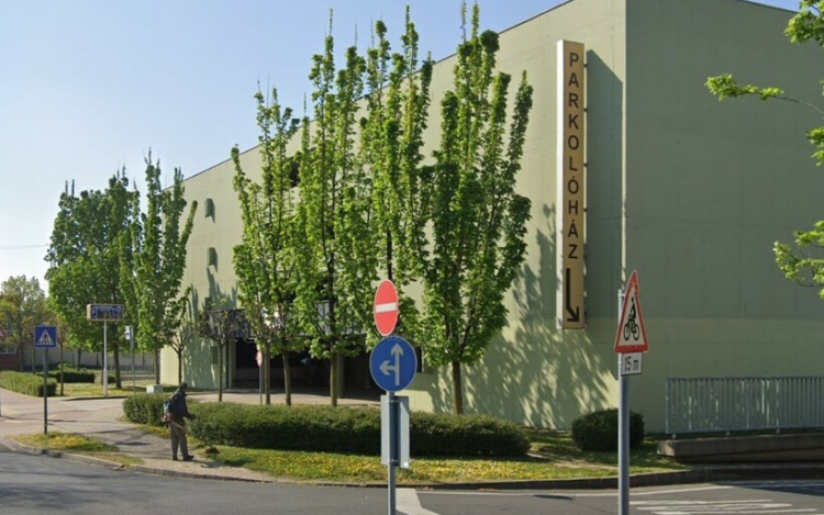 Csak bérletesek parkolhatnak a Révai parkolóházban