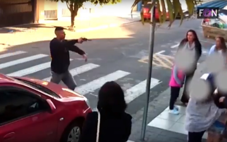 Gyerekekre fogott fegyvert egy férfi Sao Paulo-ban 