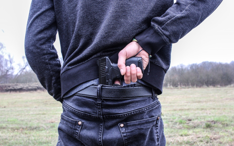 Nem tetszett az előtte közlekedő előzése, elővette a fegyverét az ideges sofőr