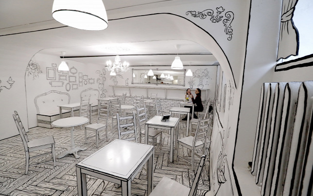 Megnyílt a fekete fehér kávézó