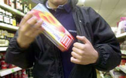 20 évesek loptak egy győri drogériából 