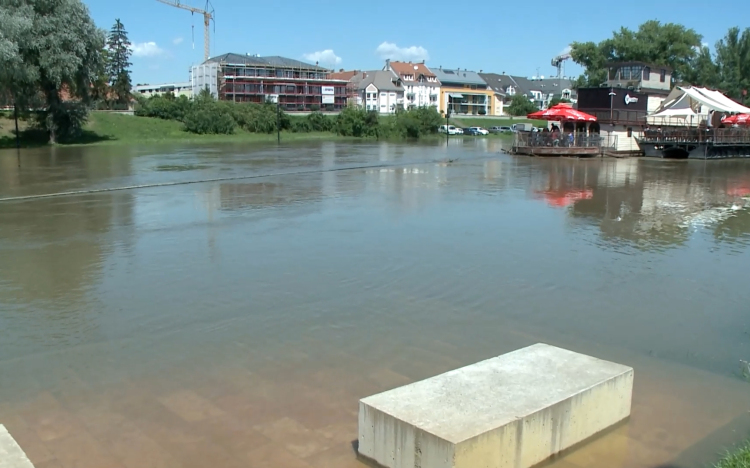 Ritka, hogy ennyi víz érkezik a Rábán