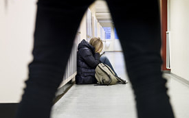 Tanár bántalmazása miatt állítottak elő két nőt