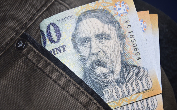 2025 januárjában emelkednek a pedagógus bérek