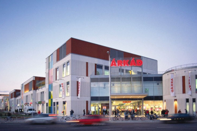 Bombariadó miatt kiürítették a győri Árkádot