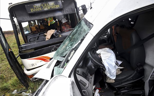 Busz és személyautó ütközött Győr megyében, tíz sérült