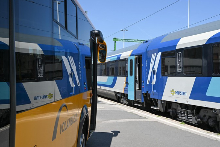 Újra elérhetők a MÁV-Volán szezonális napijegyei