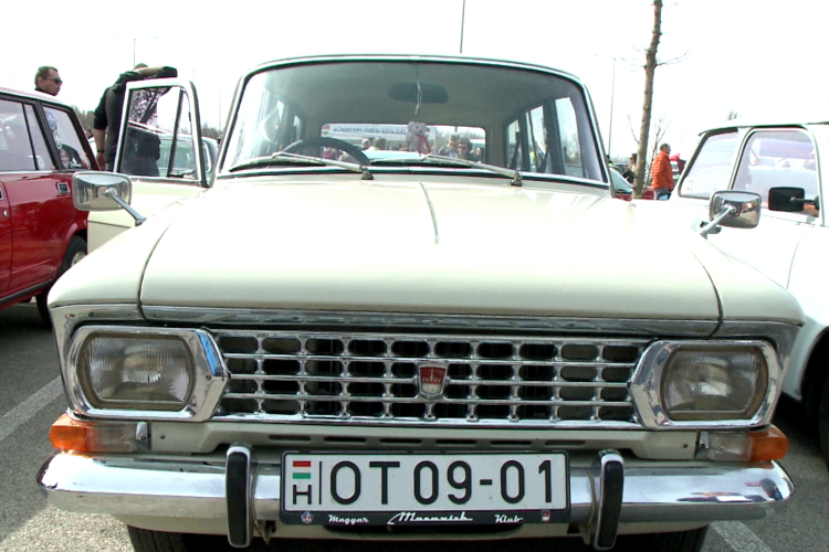 Veterán autók lepték el a parkolót