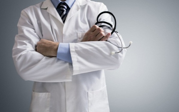 Mulasztás: Felelőtlen orvos miatt belehalt egy beteg a sérülésébe 