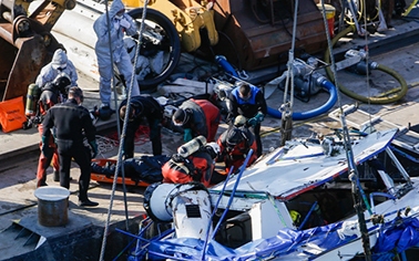 Hajóbaleset: Már három holttestet hoztak fel a roncsból