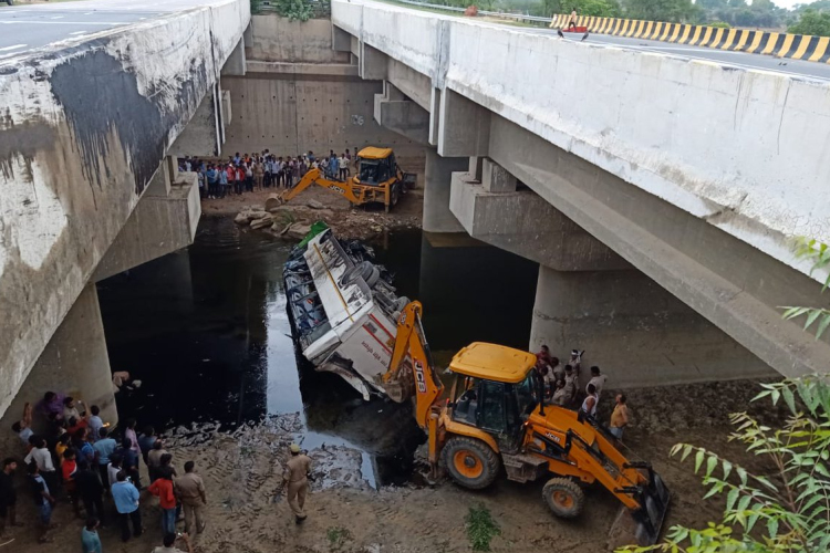 Közel harmincan meghaltak egy indiai buszbalesetben 