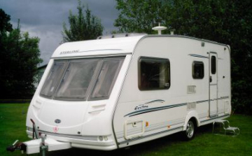 Elképesztő! Megtarthatják a tolvajok a lopott lakókocsit!