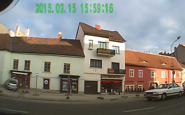 Üzletnek csapódott egy tanulóvezető Sopronban - Videó 