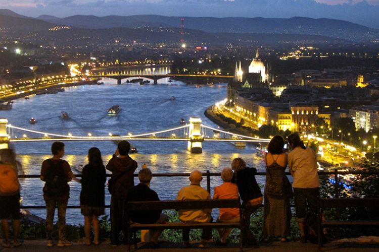 Hónapokon keresztül juttatások nélkül maradnak a magyarországi idegenvezetők