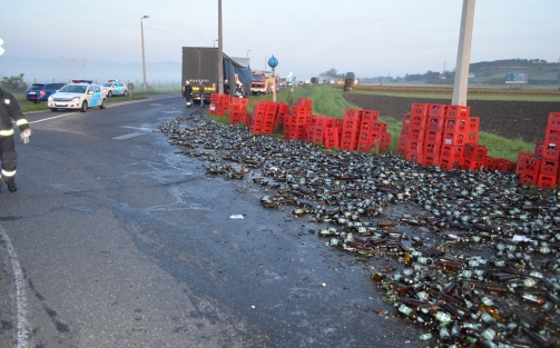 A kamionos 23 tonnányi sör rakományát borította az útra 