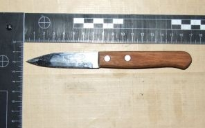 Megvágta lakótársa arcát, mellkasát a győri nő