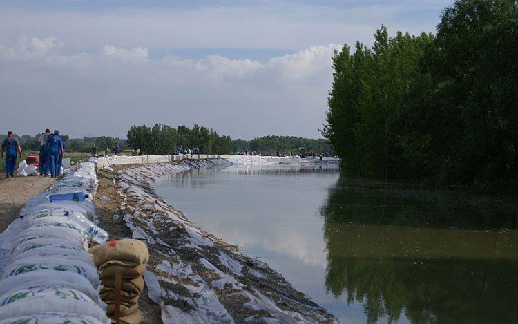 Árvíz - Már nem magasítják a töltéseket a Szigetközben