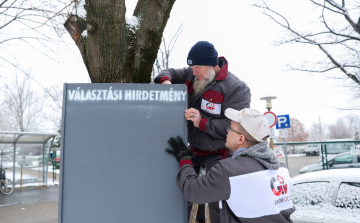 Indul a kampány: fém tartóállványokat helyezett ki a Győr-Szol