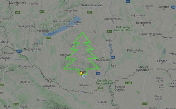 Hatalmas karácsonyfát rajzoltak Magyarország egére
