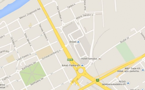 Baleset történt a Széchenyi-hídnál, üzemanyag ömlött az útra 