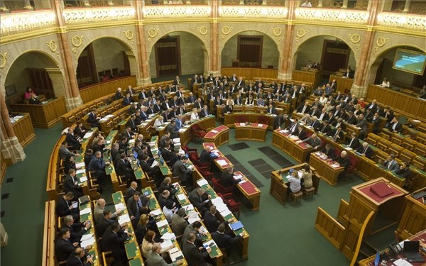 Interpellációk hangzanak el a parlamentben