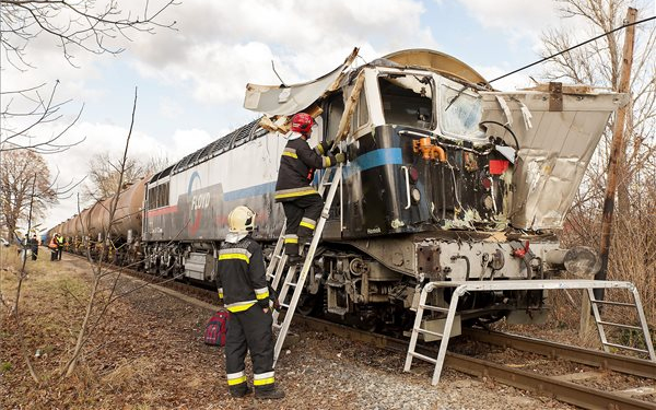 Tehervonat és teherautó ütközött egy vasúti átjáróban Nyúlon