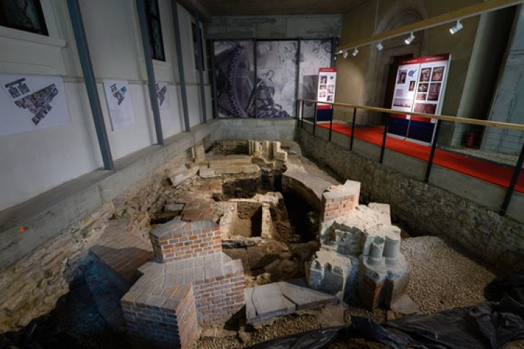 Megnyílt a veszprémi vár felújítás közbeni, átmeneti állapotát bemutató kiállítás