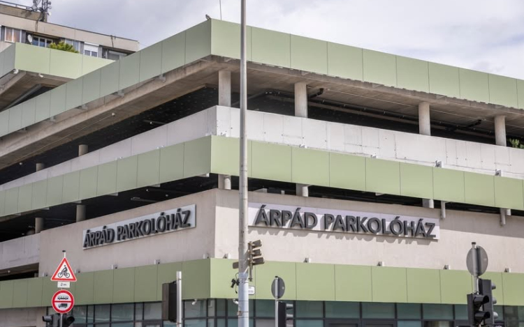 Nem működnek a liftek az Árpád parkolóházban