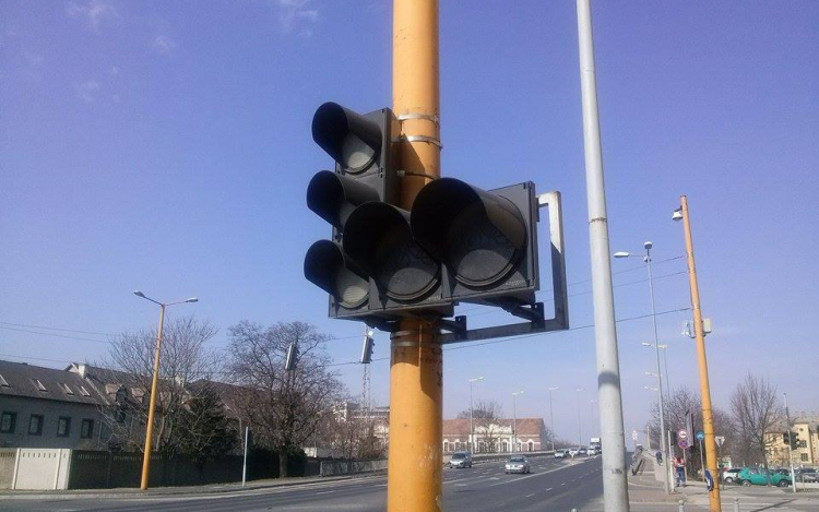 Figyelem! Nem működnek a jelzőlámpák a Széchenyi Híd lábánál
