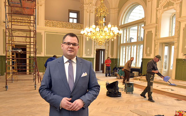 CÉLEGYENESBEN A VÁROSHÁZ DÍSZTEREMÉNEK FELÚJÍTÁSA