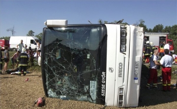 Kapuvári buszbaleset: túllépte a sebességet, lejárt jogosítvánnyal vezetett a sofőr