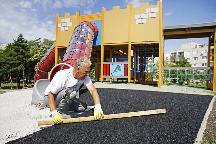 BŐVÍTETTÉK A VÁRJÁTSZÓTERET