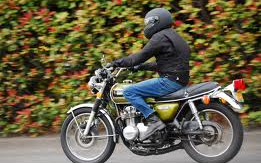 Jogsi nélkül motorozott - veszélyeztette a gyalogosokat 