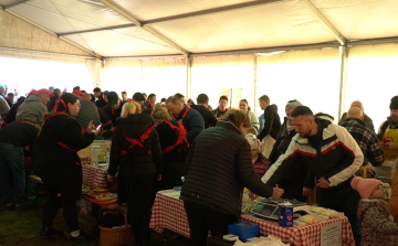 Először tartottak kolbásztöltő versenyt Écsen