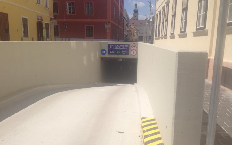 Megnéztük csúcsidőben hányan állnak a Dunakapu téri mélygarázsban 