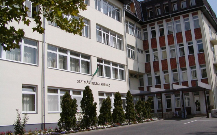 Kizuhant a kórház ablakán